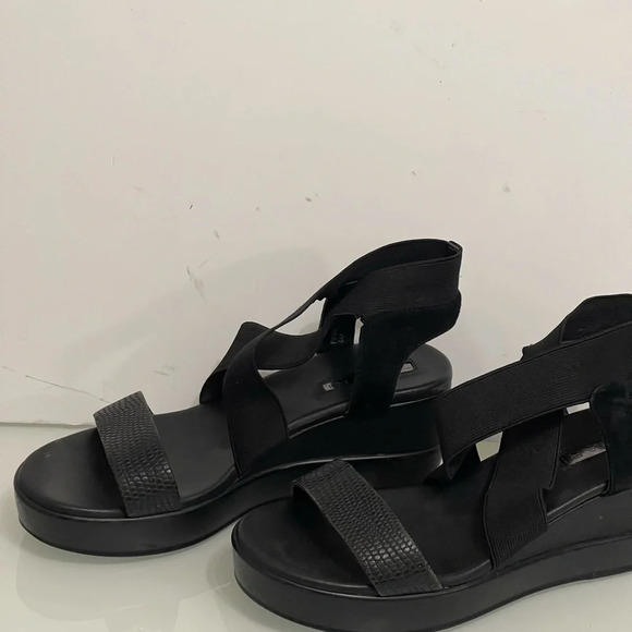 Tahari Black Wedge Platform Sandals Size 6 M - Picture 6 of 15